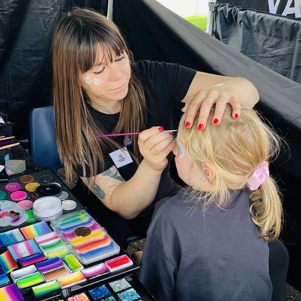 Simona doing face painting